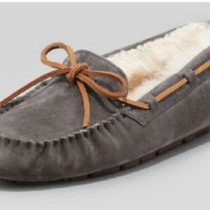 💐ONE HOUR SALE💐Gray UGG Dakota shoes